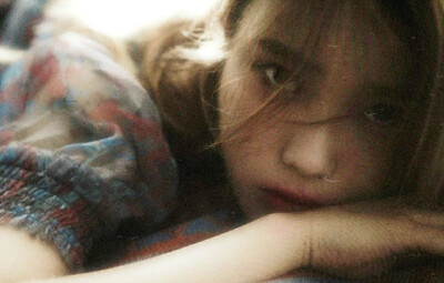 ： 好像一場蓄謀已久的雨淅淅瀝瀝下在我心裡，讓我的愛又一次像雨水溢出
