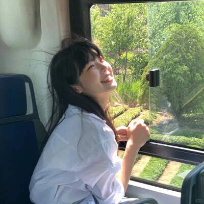 自由明媚女生头像