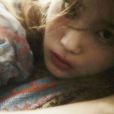 ： 好像一場蓄謀已久的雨淅淅瀝瀝下在我心裡，讓我的愛又一次像雨水溢出
