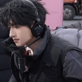 十指紧扣的那一刻 是否揉进了一段共同的命运