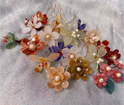 玉簪堕地无人拾，化作东南第一花。