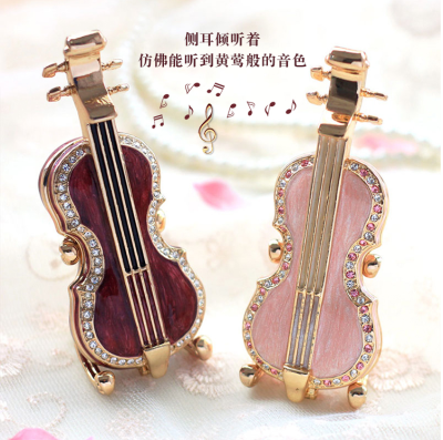 池穗穗坐在专用的椅子上，精致的大提琴就在前方，将她的大半侧身遮住。
光线从上方垂落在她身上，从头顶到足下，长黑发散在背后，垂落几缕在胸前，白皙修长的脖颈细而完美，衬出精致的锁骨，礼服裙摆蓬大而漂亮
…