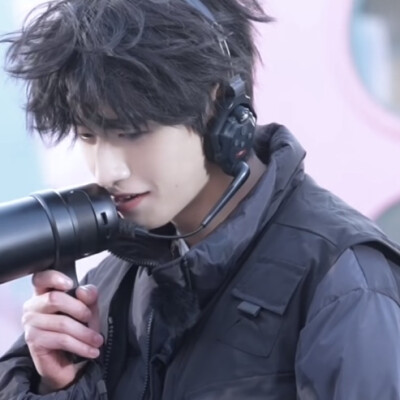 十指紧扣的那一刻 是否揉进了一段共同的命运