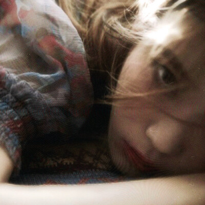 ： 好像一場蓄謀已久的雨淅淅瀝瀝下在我心裡，讓我的愛又一次像雨水溢出
