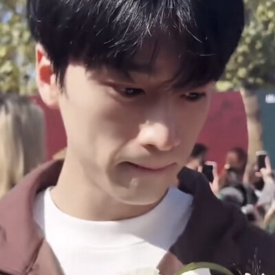 ˃ ⤙ ˂