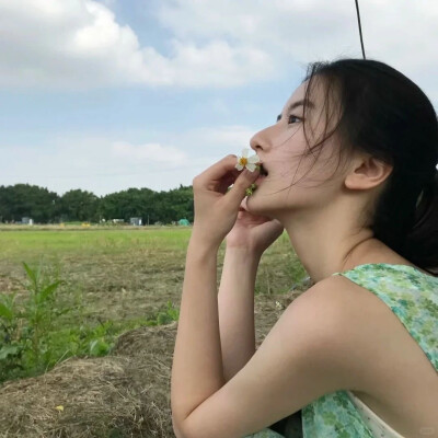 自由明媚女生头像