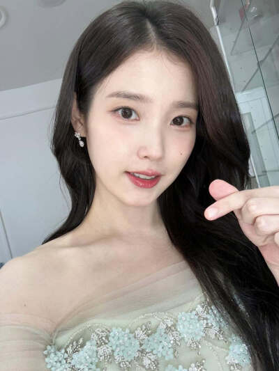 IU