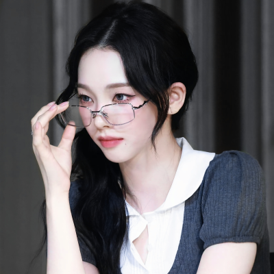 
玻璃窗下的晕染信笺