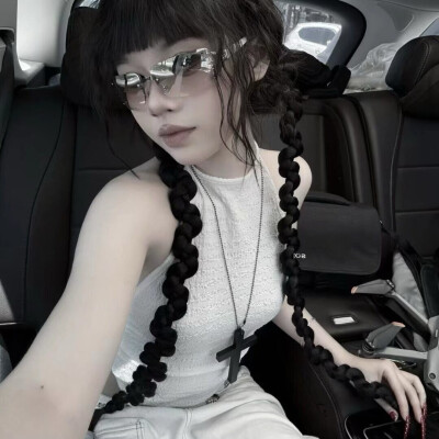 女