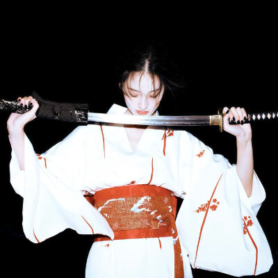 委屈化成利刃 剔我天真 赐我恨