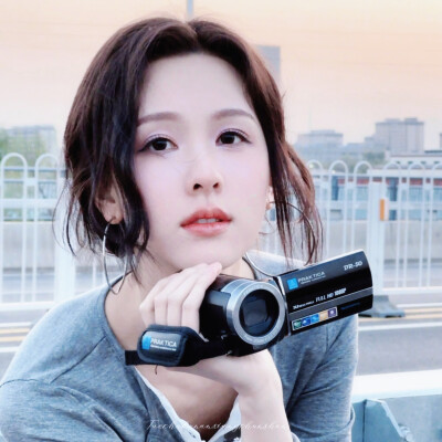 陈都灵.