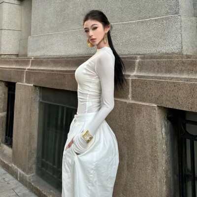 女