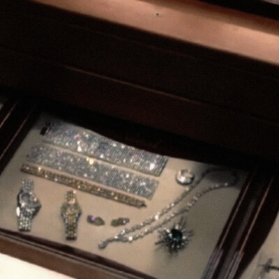 城堡的旧油画活了°