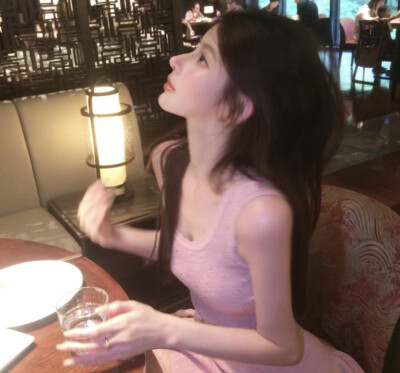 ，