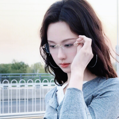 陈都灵.