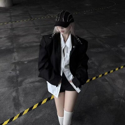 女
