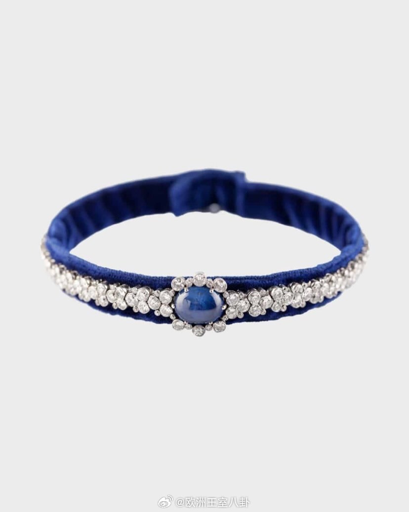 西班牙阿尔巴公爵长媳索菲亚在婚礼上戴了一只蓝宝石钻石手镯，来自马德里珠宝商Grassy，还可以加在丝绒上当choker。婚礼上佩戴大概率应该是婆家或娘家送的结婚礼物了，也算something blue吧。婚后参加两西西里的婚礼时也戴着。看着挺厚实的，去大宴会当choker戴应该也好看
来源：ins spanishroyaljewels