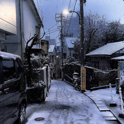 你和雪有一个共同点，落在眉睫，都是泪水。