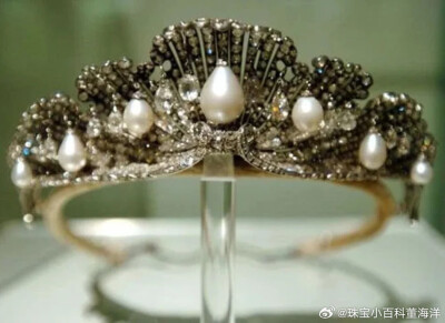 Mellerio Shell Tiara 麦兰瑞贝壳王冠（麦兰瑞这个翻译好像进口的零食牌子
它由 Mellerio 出品，原计划于1867年在巴黎世博会上展出，后来被伊莎贝尔二世女王以18万雷亚尔的价格购买，用作长女玛丽亚.伊莎贝尔的嫁妆…