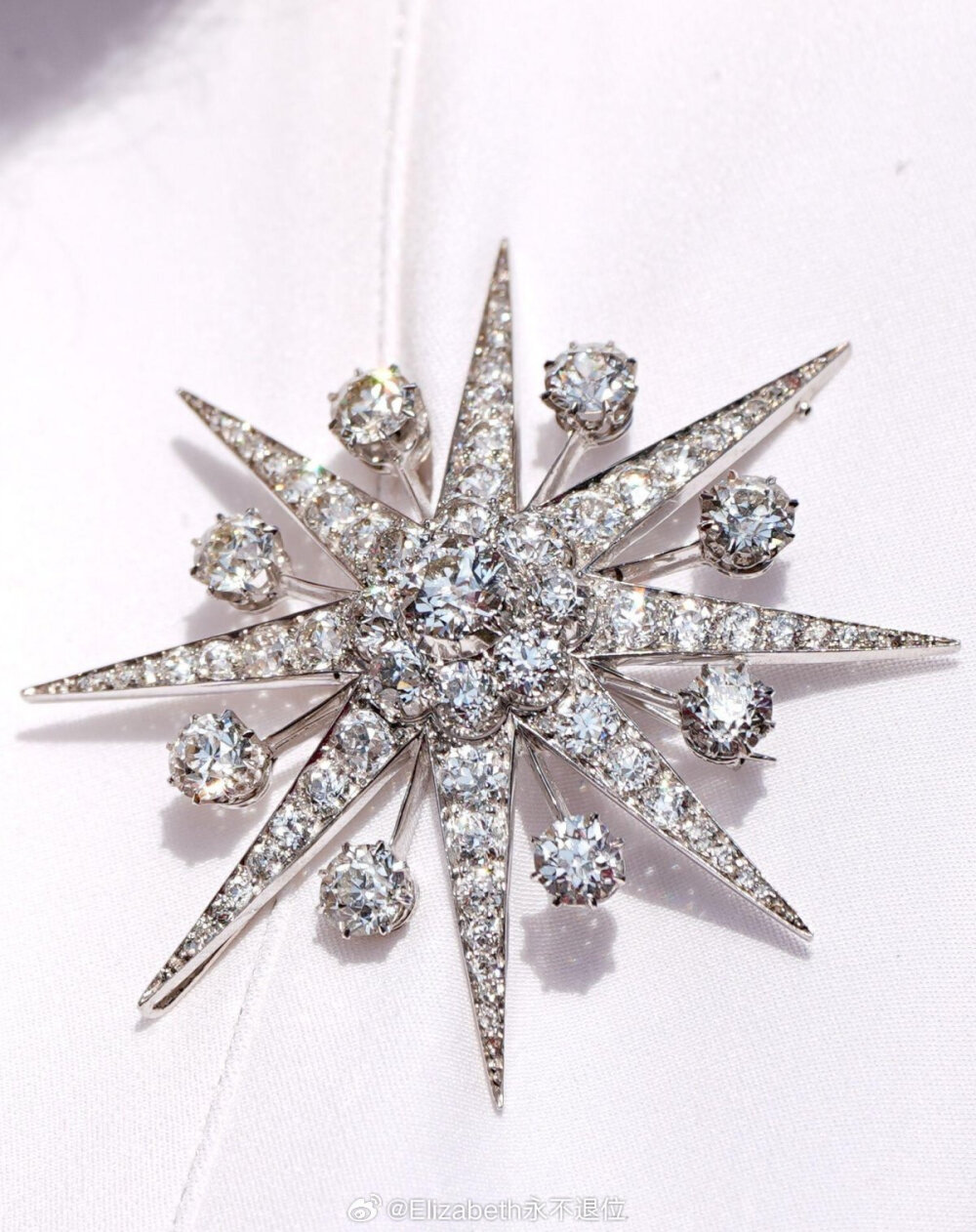 The Jardine Star Brooch 这枚耀眼的钻石星星胸针是伊丽莎白二世女王1981年时从怡和夫人手中收到的遗赠，其余细节未知，制作时期大约是在维多利亚后期。胸针整体造型是由一个八角型钻石星星+八颗放射状钻石构成的，个头不算小，个人觉得远看挺像轮船的船舵或者暗器流星镖啥的，属于老太太当年常戴的胸针之一，也是百搭款 ​，老卡继承之后目前戴过两次，未来的出镜率应该也不会太低。