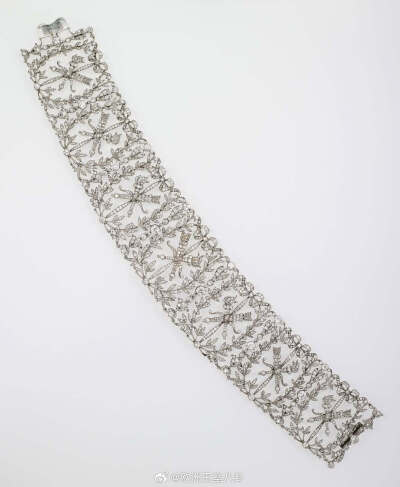 曾属于英国玛丽王后的蕾丝（？）choker，制作于1901年，采用路易十六时期风格，由7块明亮式镶嵌的板块组成。原料部分来自玛丽此前的收藏、娘家亲戚赠送礼物等。那个年代流行这种风格，玛丽在把自己戴成圣诞树时也经…