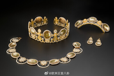 尚美的浮雕套装，包括王冠、发梳、项链和耳环，主材质为黄金，镶嵌珍珠以及浮雕/玻璃微马赛克珐琅，算是那个年代十分流行的风格。制作年份为1811年，合理推测是法国皇帝拿破仑在继承人出生后送给第二任妻子玛丽-露易…