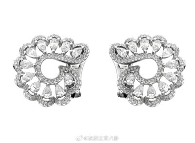 英国约克碧翠丝公主的萧邦钻石耳钉，来自Precious Lace系列，目测马蹄形然后里面铺水滴钻？官网售价30100美刀，碧翠丝前年赛马节戴还以为借戴（她的确借过其他品牌的贵耳环），不过这两年她又戴了两次，应该可以合理…
