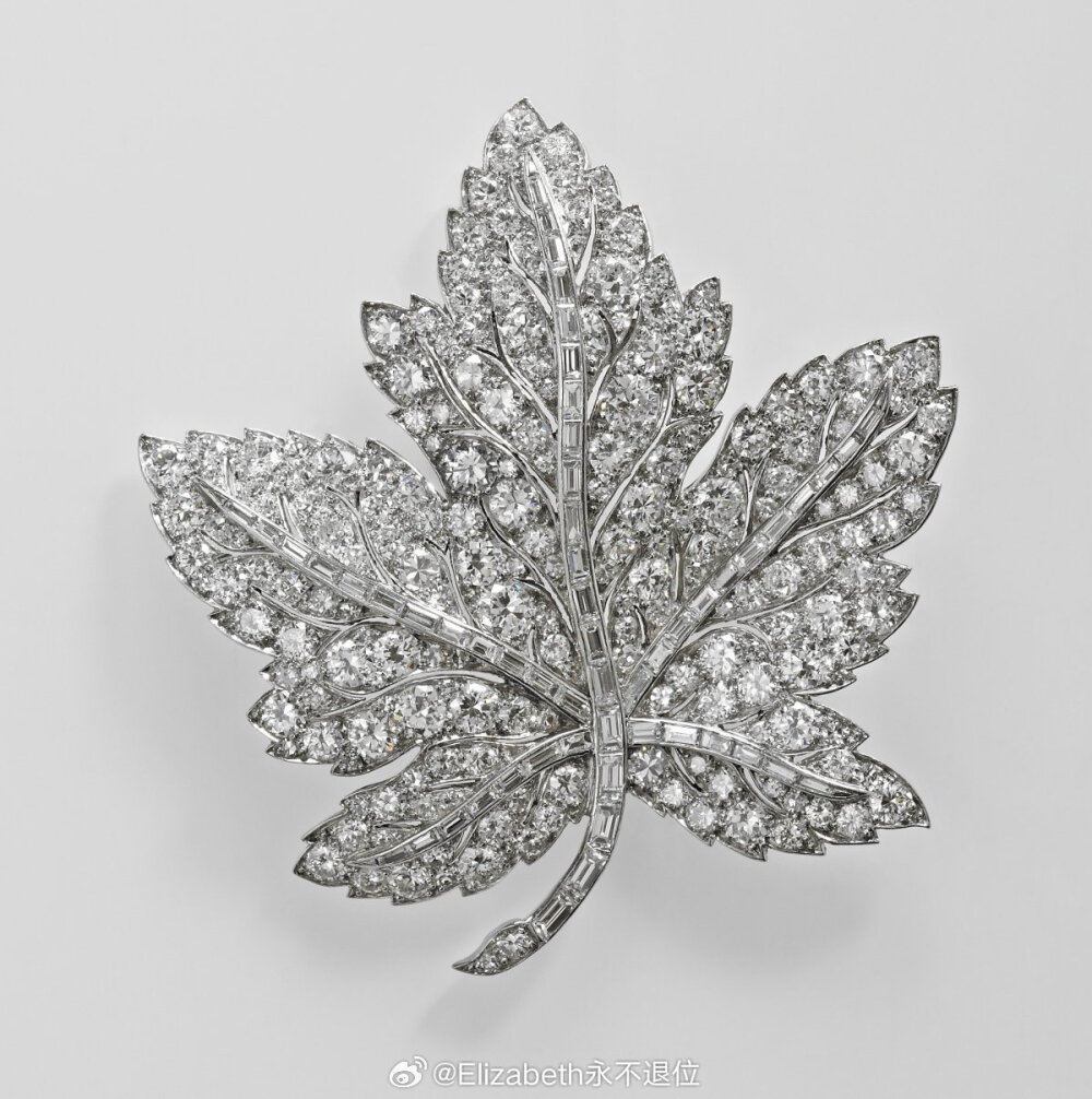 Queen Elizabeth's Diamond Maple Leaf Brooch 这枚枫叶型钻石胸针是1939年乔治六世和伊丽莎白王后访问加拿大时加拿大人民送给王后的礼物，造型是加拿大的标志枫叶，镶嵌着明亮式切割与长方形切割钻石。1951年当时还是公主的伊丽莎白二世女王首访加拿大的时候，她母亲就曾把这枚胸针借给她佩戴。2002年女王在母亲去世之后继承，之后2010年再次访问加拿大时又佩戴了它，当儿媳卡米拉和孙媳凯瑟琳到访加拿大的时候，女王也曾把这枚胸针借给她们佩戴。今天晚些时候老查和老卡将抵达加拿大进行王室访问，坐等枫叶胸针出镜。