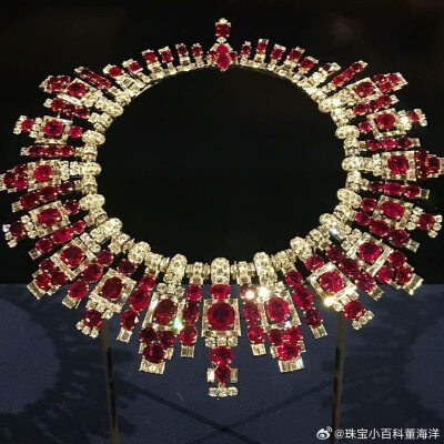 Maharaja of Nawanagar Ruby Diamond Necklace 纳瓦纳加尔大君红宝石钻石项链
这位名字贼拉长的大君是另一位名字贼拉长的大君的养子，而另一位名字贼拉长的大君就拥有前些天又拥有曝光量的那条 Patiala Necklace 钻…