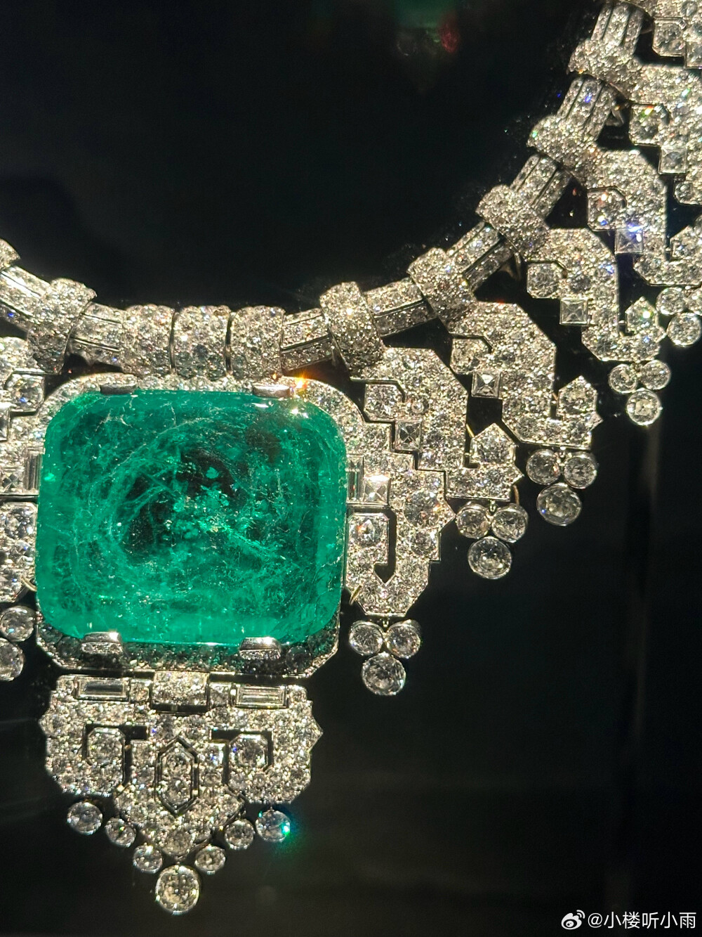 卡地亚的祖母绿项链，由嫁到英国成为格拉纳德夫人的美国壕二代碧翠丝·米尔斯在1932年向卡地亚定制，祖母绿有143.23克拉之大。唯一的佩戴照出现在碧翠丝女儿，比特侯爵夫人艾琳身上，外网大佬猜测应该碧翠丝送闺女的嫁妆。这项链在不明时间被卡地亚回购，近年偶见于展览，我用啤酒瓶都不敢磨这么大的 ​​​