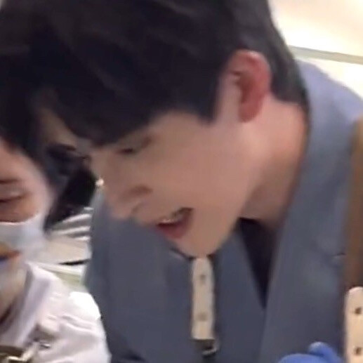 紧紧握着青花信物