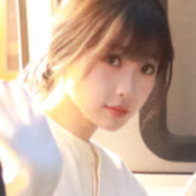 注意看有个女孩在发光