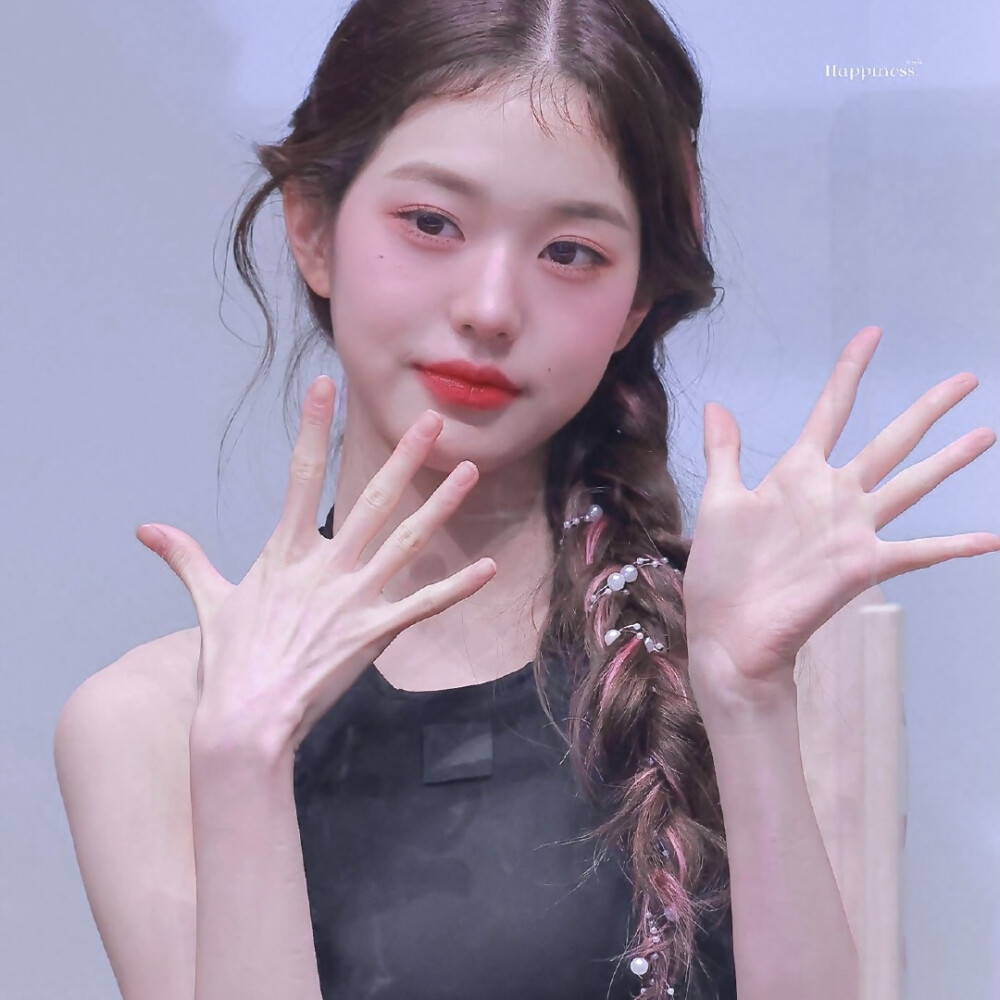 
从傅芷那借来的张元英