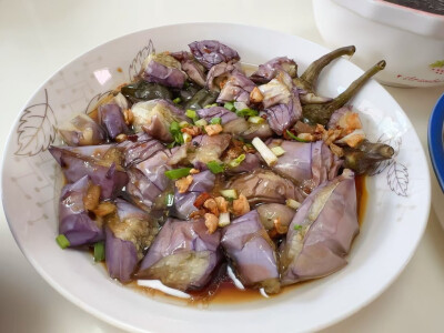 茄子蒸的，放的李锦记生抽，加了蒜泥泼热油