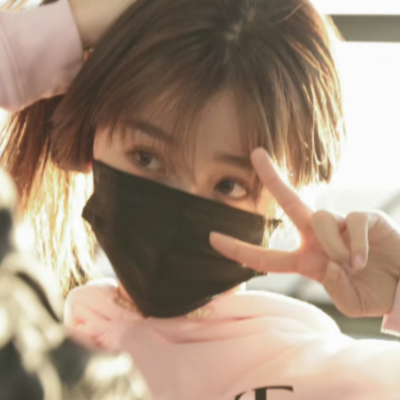 注意看有个女孩在发光
