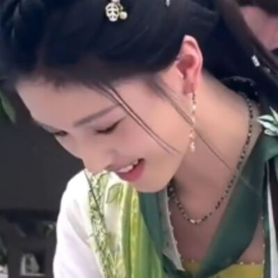 手中握着格桑花