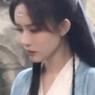 花间不饮泪沾衣