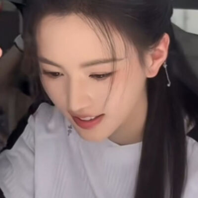 手中握着格桑花