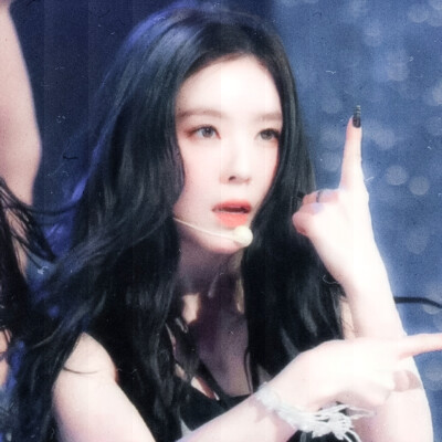 ·破碎的翅膀是第二年冬·
裴珠泫
原图cr背着杨杨跑