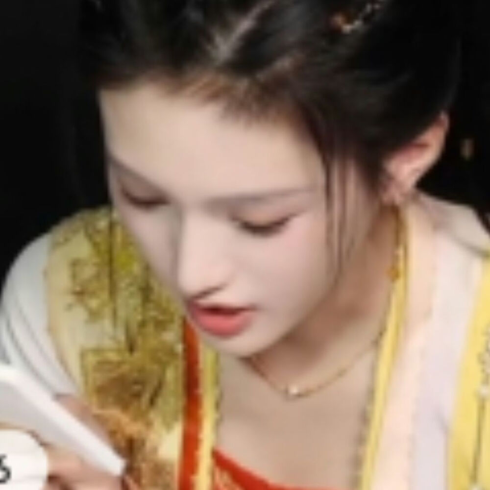 手中握着格桑花