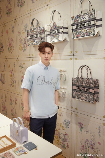 刘宪华Henry-Lau：
与@DIOR迪奥 相遇上海兴业太古汇，共赴心动之约，期待下次再会！ ​