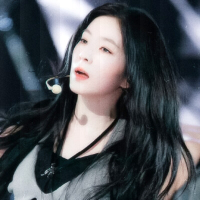 ·破碎的翅膀是第二年冬·
裴珠泫
原图cr背着杨杨跑