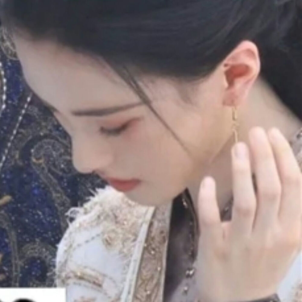 手中握着格桑花