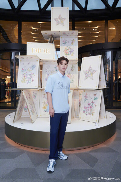刘宪华Henry-Lau：
与@DIOR迪奥 相遇上海兴业太古汇，共赴心动之约，期待下次再会！ ​