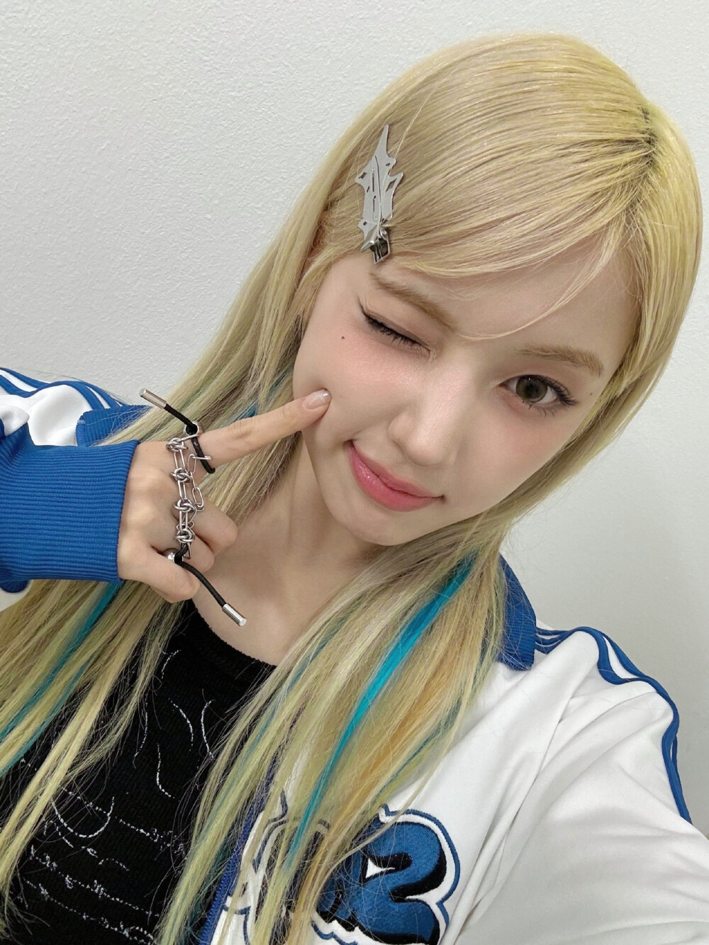 美人៸៸᳐>⩊<៸៸᳐