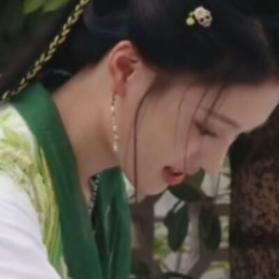 手中握着格桑花