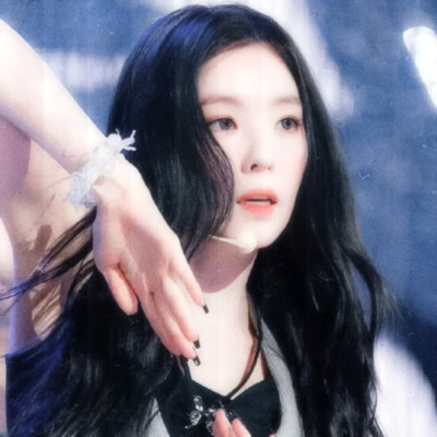 ·破碎的翅膀是第二年冬·
裴珠泫
原图cr背着杨杨跑