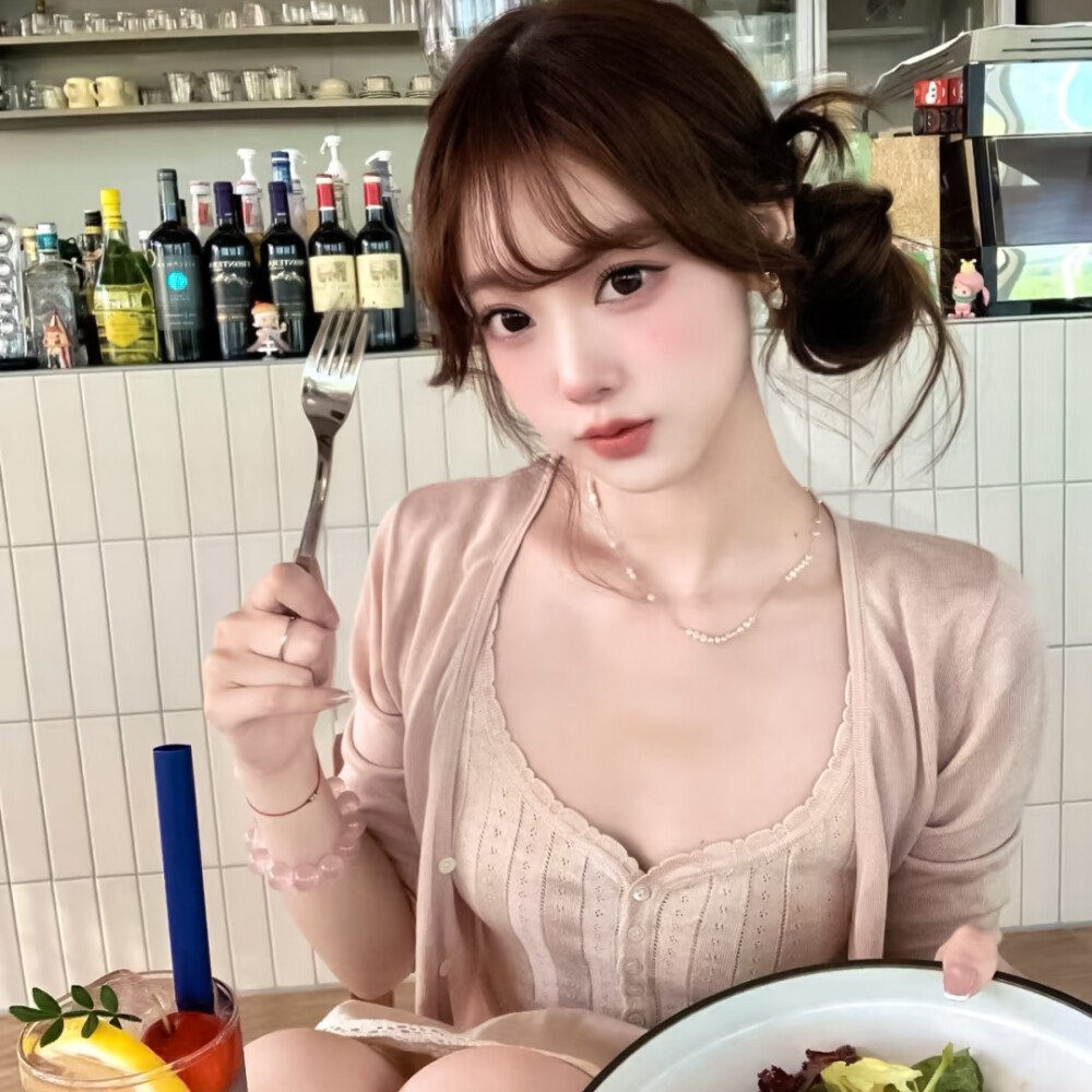 “每次看到你，我都再次陷入爱河.”
：女头