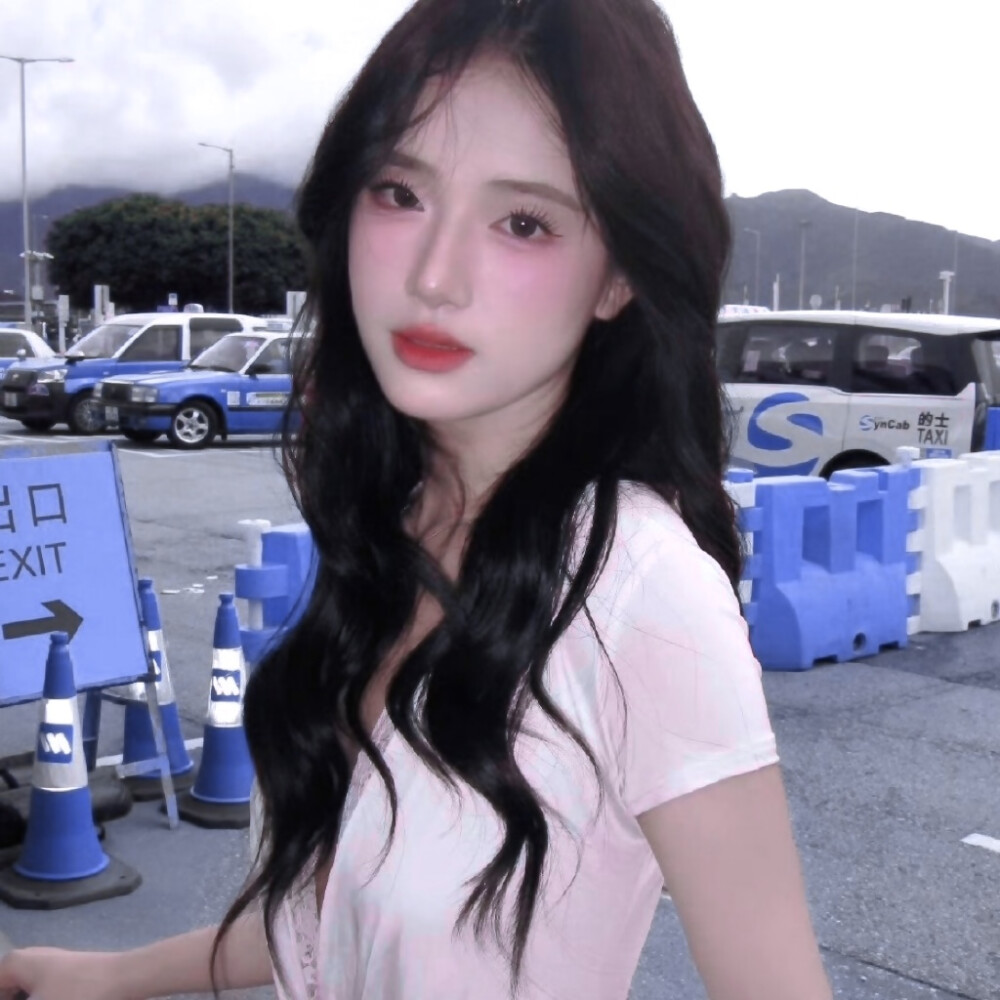 傅芷宝宝给的图呀，是长发缠绕的温柔，是白衫晕开的清甜，美的让人无法自拔