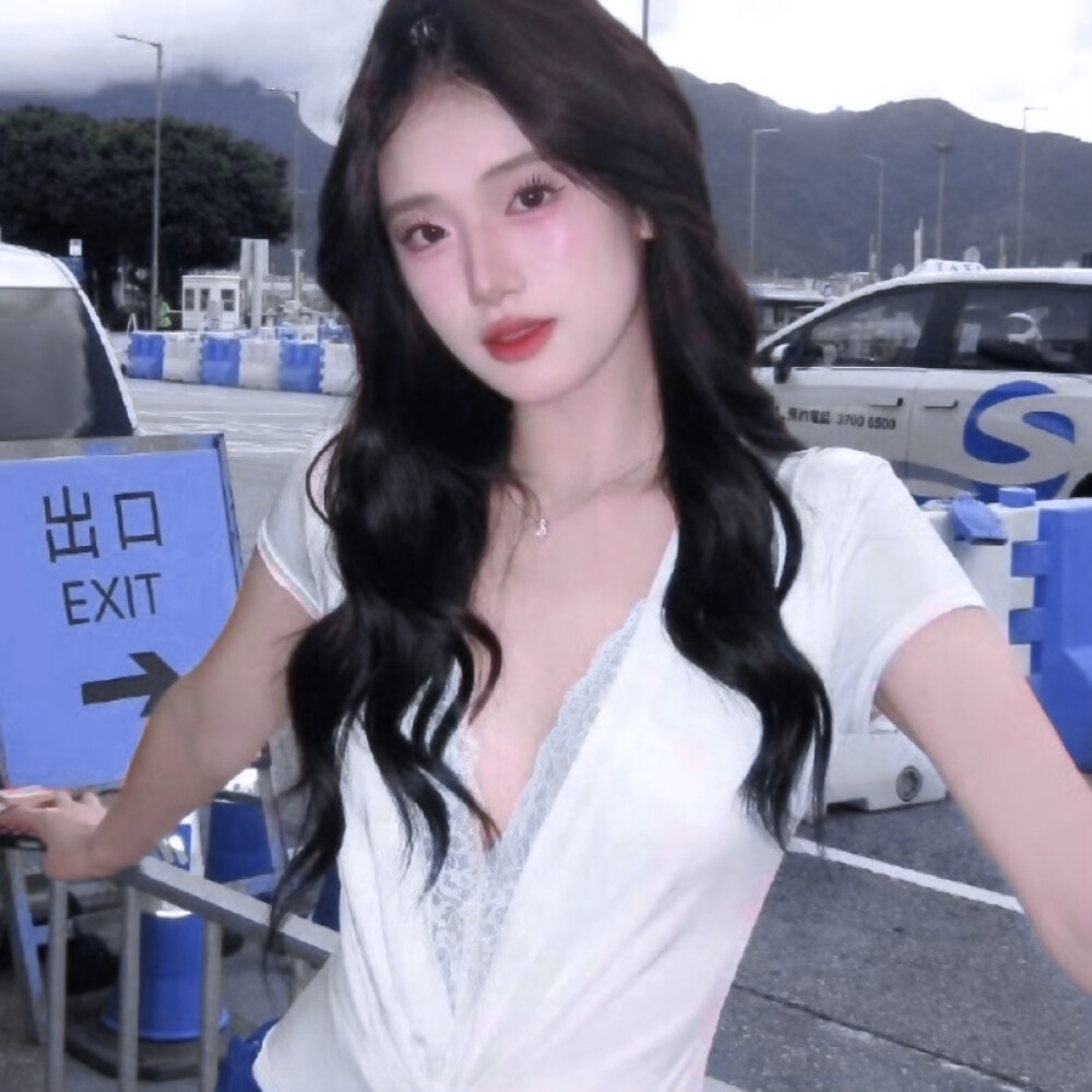 傅芷宝宝给的图呀，是长发缠绕的温柔，是白衫晕开的清甜，美的让人无法自拔